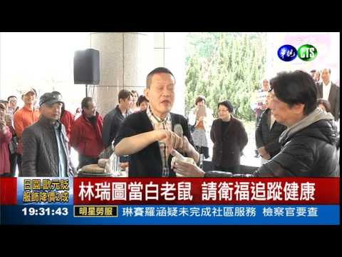 突顯雞農苦 林瑞圖啃生雞腿