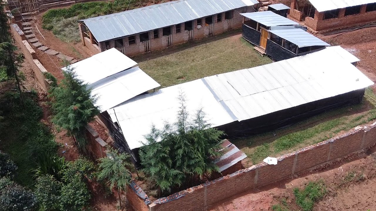 MURAMVYA:Umuvukantara JOSEPH yubatse FERME ya kijambere izotuma abavuka ntara baharonkera akazi.