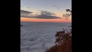 Suasana pagi hari di atas puncak gunung