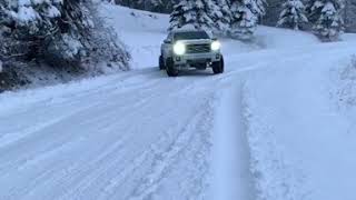 GMC SİERRA Karlı Yolu Silip Süpürüyor!  [In snowy road off-road]