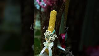 O lumânare de botez elegantă, realizată din ceară naturală cu textură tip fagure. #flowers #florist