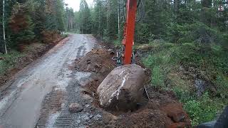 Kiven nosto tieltä. hitachi 130