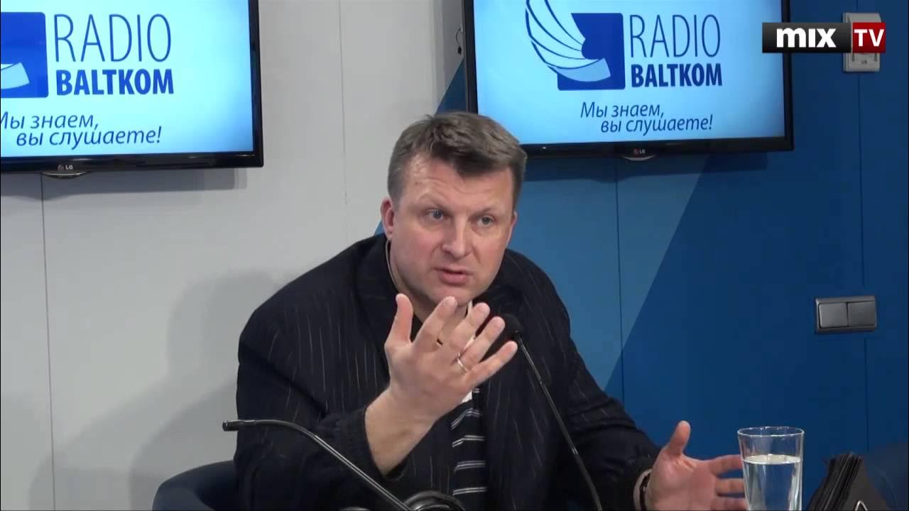 Тв бизнесмен. Бизнесмен смотрит тв. Левчугов. Тв бизнесмен. Тв бизнесмен.