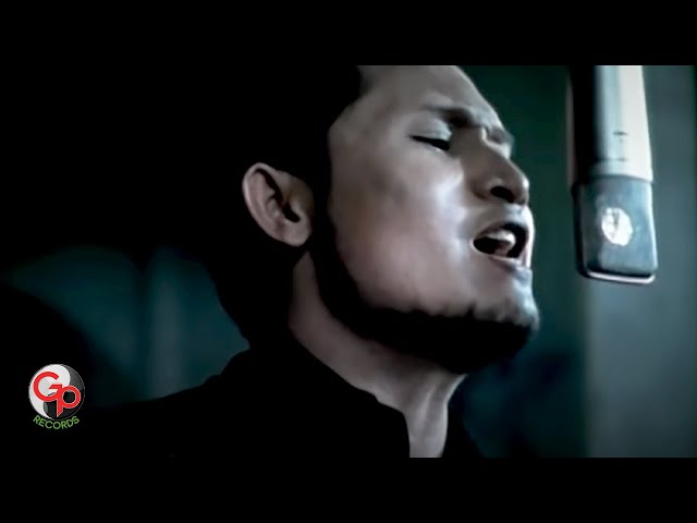 Andra And The Backbone - Musnah (Official Music Video) class=