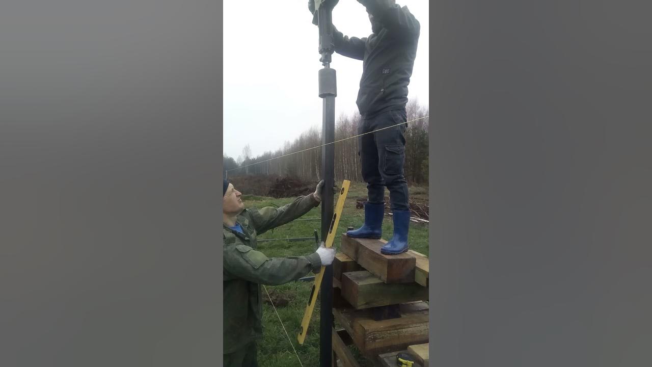 Забивка ограждений. Забивка ограждений. Забивка столбов для забора. Забить столбы для забора. Ручной копер для забивки столбов.