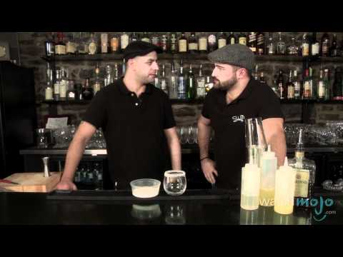 amaretto-sour-and-ferrari-cocktail:-italian-drink-recipes