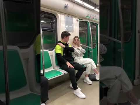 ПОВТОРИЛА ЗА ПАРНЕМ В МЕТРО/ПРАНК/РЕАКЦИЯ #реакция #пранк #shorts #tiktok