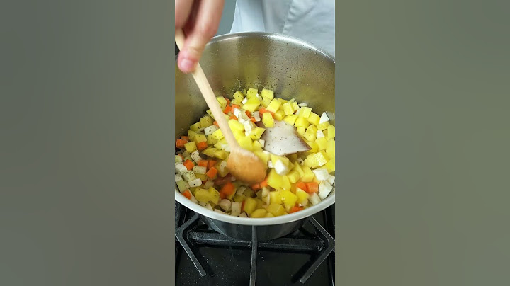 Today, Hannes shows you his recipe for the quintessential German classic: potato soup! 🙌