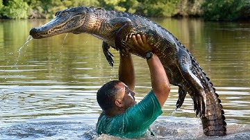 Man does Dirty Dancing moves with a Gator