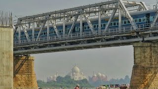 दुनिया के सात अजूबों में शामिल ताजमहल और भारतीय रेल दोनो का एक साथ सुंदर नजारा