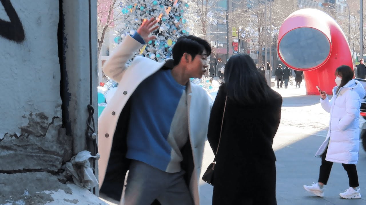 길거리에서 여자가 맞고 있다면?? [사회실험]