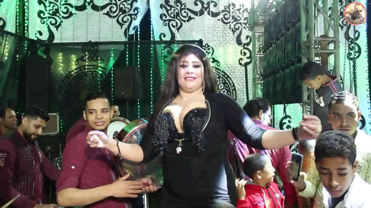 البت طلعت صدرها ادام الناس مصخره يا جدع مع محمد حمدي لا ينصح ال +18