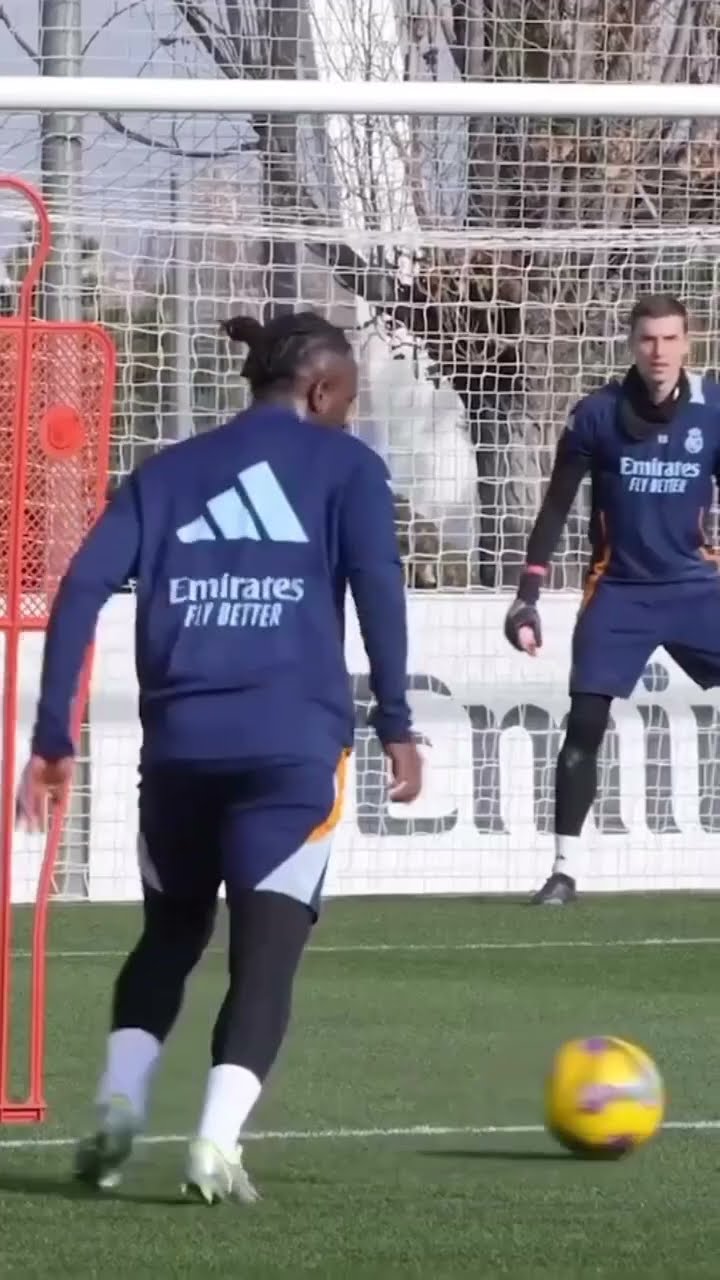 URGENTE! VINI JR ACERTA... a bola no ângulo! O Malvadeza é ABSURDO! #shorts