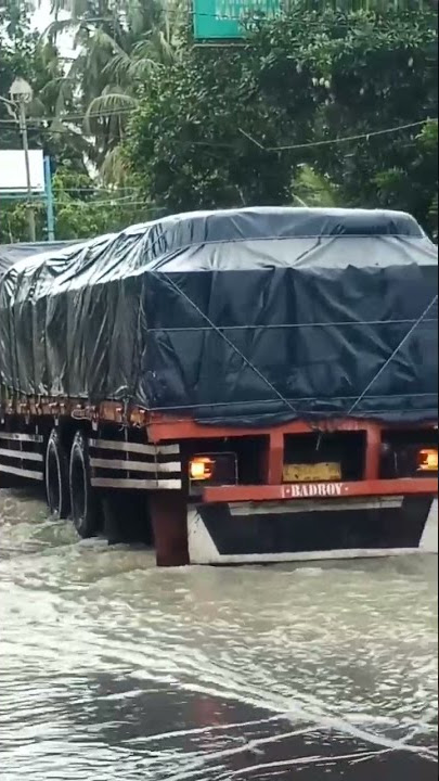 Detik2 mobil truck terobos banjir