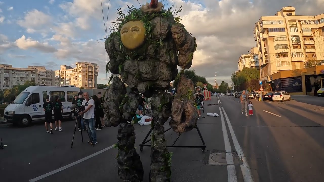 Living in Romania 174. Puppets occupy street: Fairytale edition