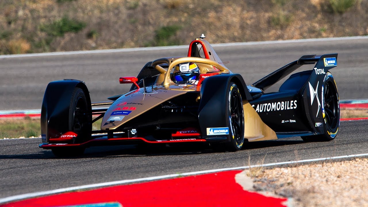 André Lotterer and Jean-Éric Vergne take the DS E-TENSE FE 19 out on the track for the first time