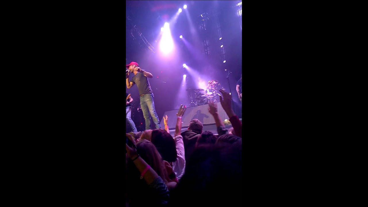 Girl Throws Up On Dierks Bentley At His Hershey Concert