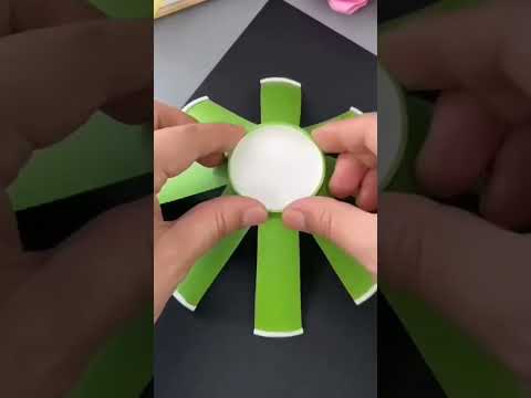 نشاط اطفال بواسطة كوب من الورق