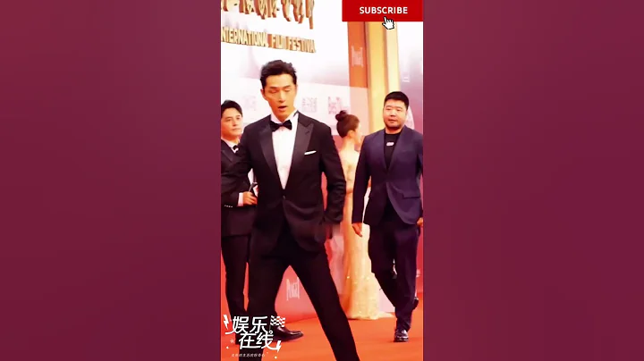 #胡歌 亮相上海電影節閉幕式，一身黑色西裝太有魅力了。歷時18年他終於拿下首個影帝 - 天天要聞