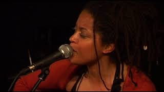 SARA TAVARES BALANCÉ LIVE AU SATELLIT CAFÉ PARIS