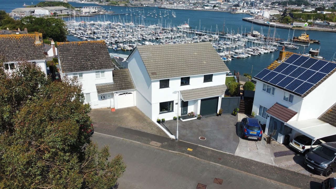 35 Tapson Drive. Extended 4 bedroom house with breathtaking view over