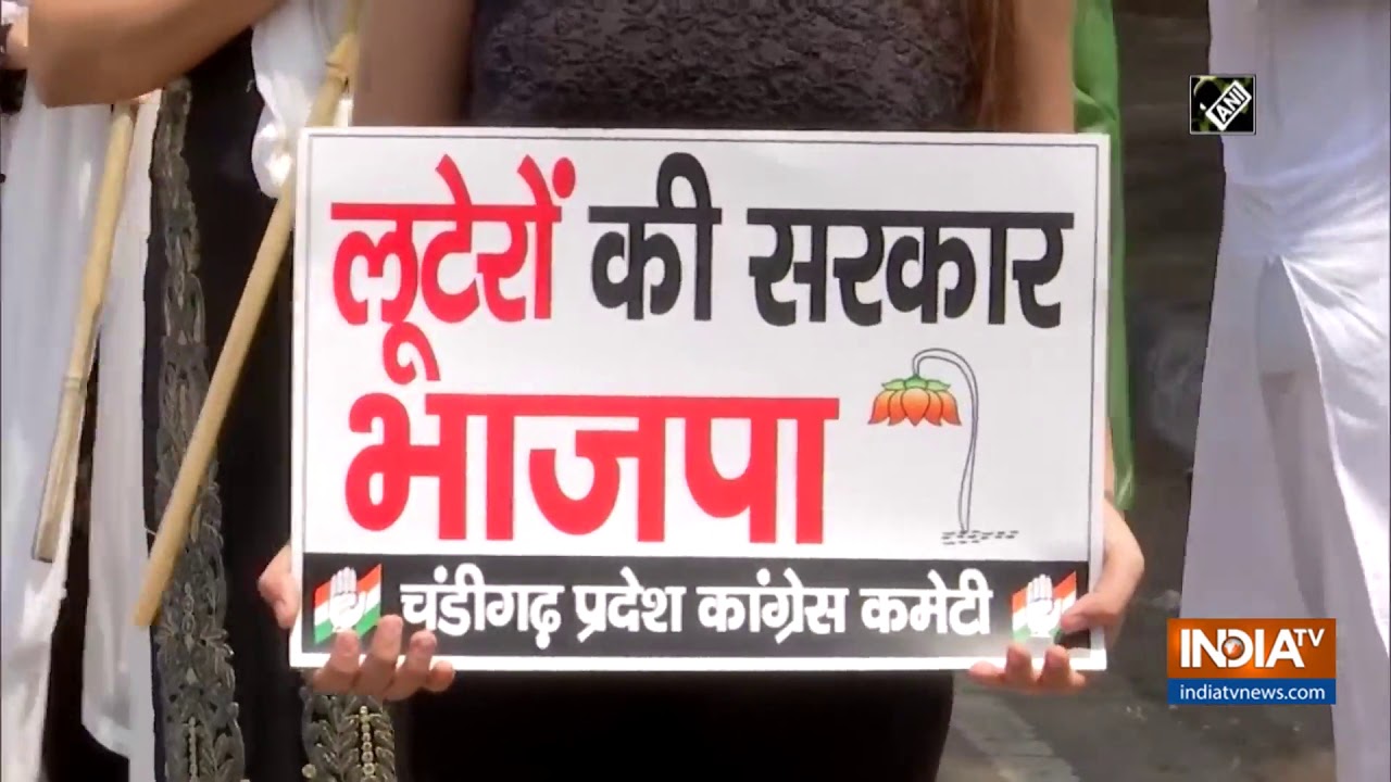 Mahila Congress holds unique protest against rising fuel prices