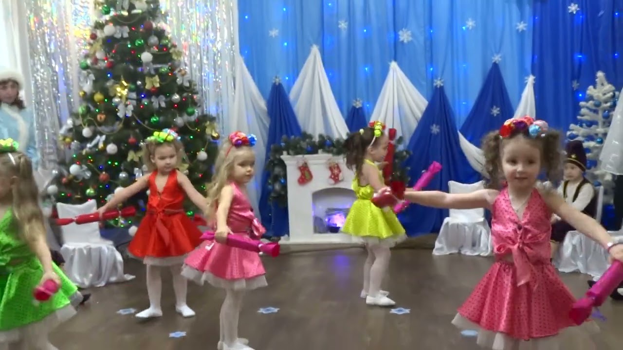 Ніжність сніжиночок та  яскравість цукерочок.