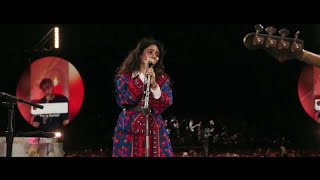Coldplay konserinde İranlı şarkıcıyla birlikte protestoların sembol şarkısı 'Beraye'yi söyledi…