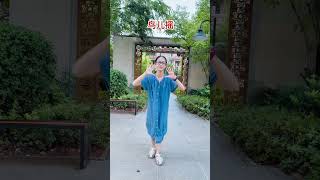 第一次穿的这么正式,老花镜一戴谁也不爱 #古灵精怪的小女孩 #手势舞 #李雨乔#正装 #鸟儿摇