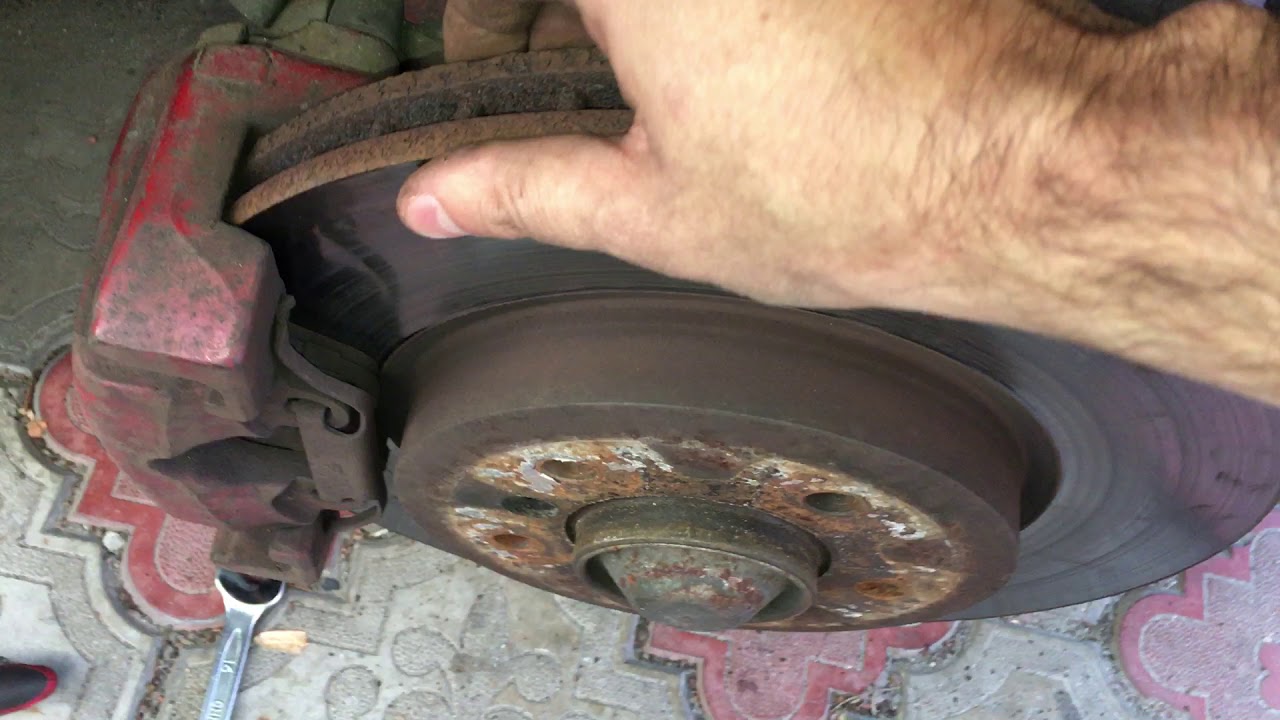 Как крутится тормозной диск когда верхний и нижний болты крепления ...