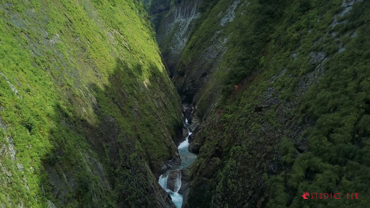 日本一の滝の上 称名廊下 150ｍのv字谷のドローン空撮 Youtube