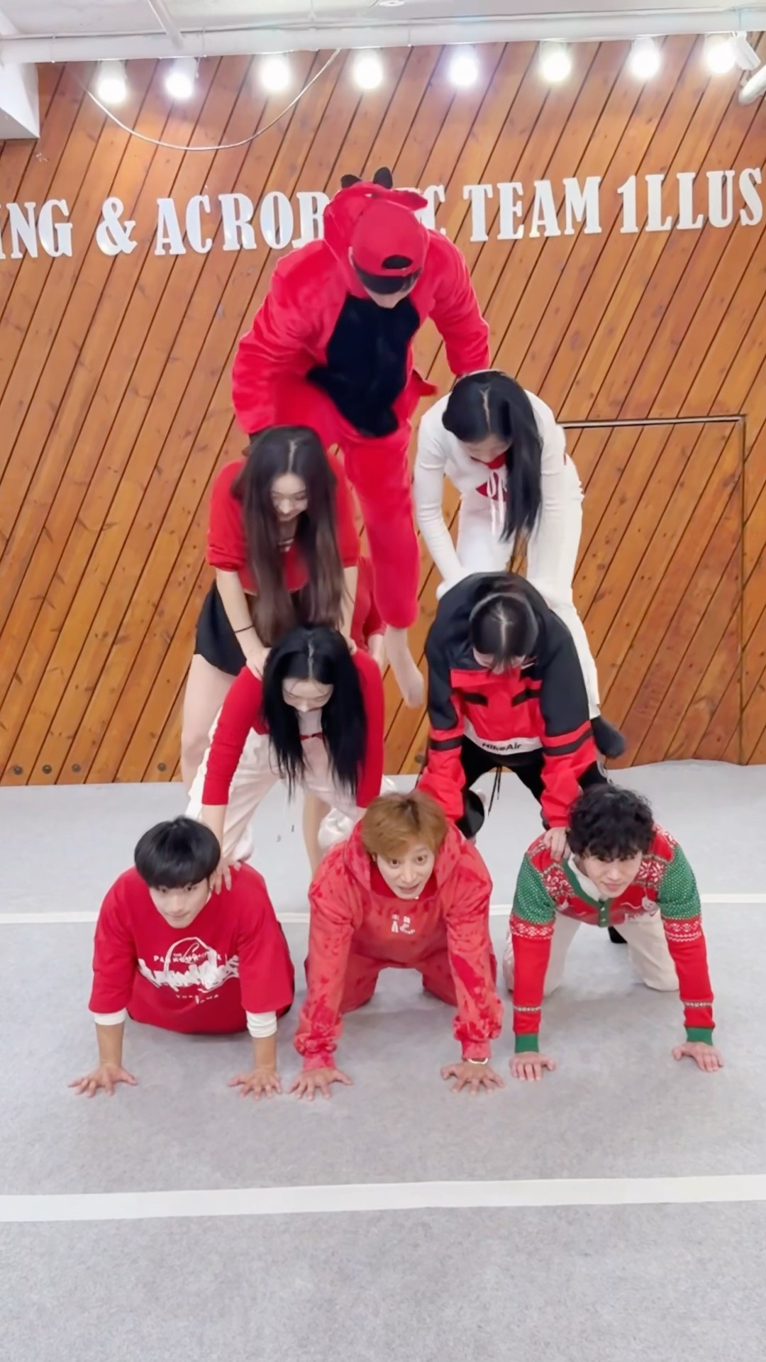 인간 크리스마스 트리⁉️? Human christmas Tree