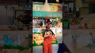 WORLD FAMOUS FISH THROWING 🐟 AT SEATTLE PIKE PLACE MARKET #seattle #market #fish #spring