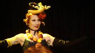 Kitty Willenbruch_Carmen Miranda_Revue am 14.01.2012