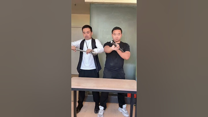 三个男人捏碎啤酒瓶Three men crushing beer bottles