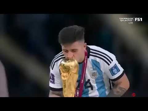 momen Argentina  menerima trophy dan medali di FIFA WORLD CUP  QATAR 2022