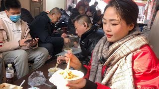 山东青岛15块一碗的奇特美食，各路记者大咖争相打卡，酒煮着喝