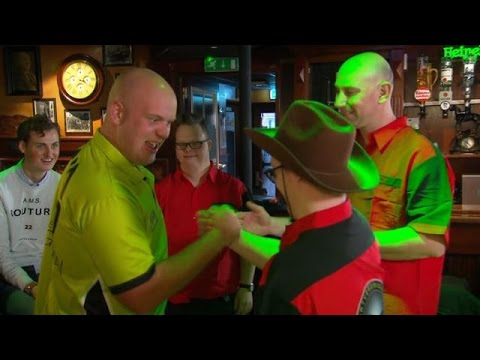 Darten tegen wereldkampioen Michael van Gerwen - HOTEL SYNDROOM