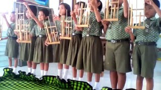 Bermain angklung