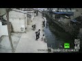 لحظة إنقاذ صيني فتاة صغيرة من الغرق في النهر