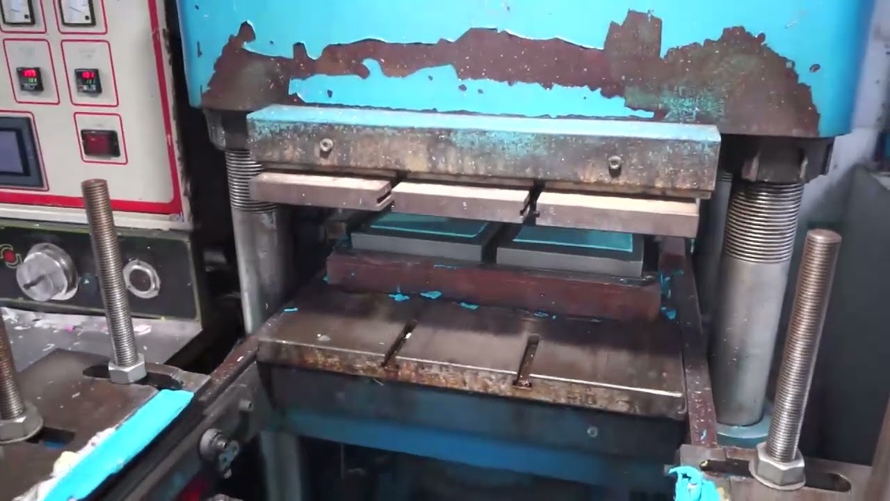 Silicone make up bag mixed color and molding process-The silicone products making factory in China