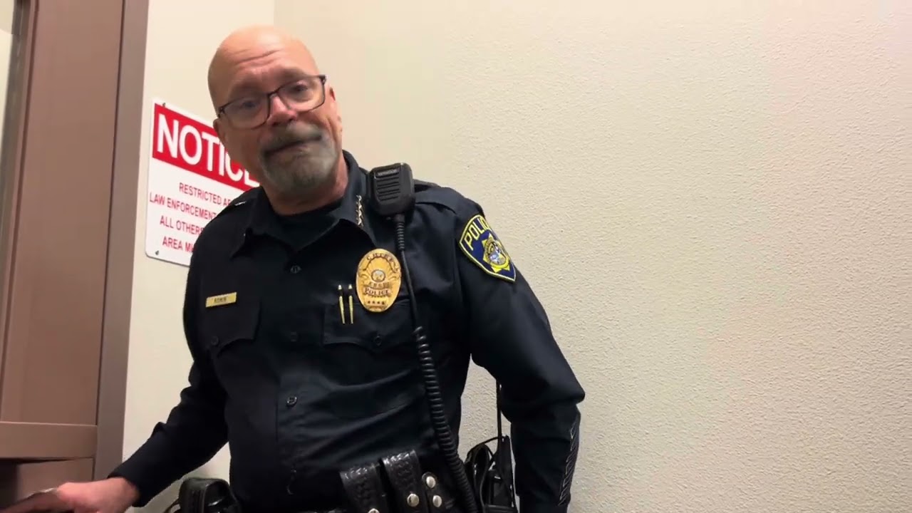 Начальник полиции спрашивает: «Что бы мы хотели? Пошли!»