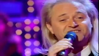 Vignette de la vidéo "Amedeo Minghi - Cantare è D'Amore [Live SANREMO'1996] (Vídeo e Áudio editado)"