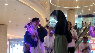 Moment Onyo Betrand Putra Onsu Bagi Bagi Bunga Saat Konser di Mall Kuningan City 4 mei 2024