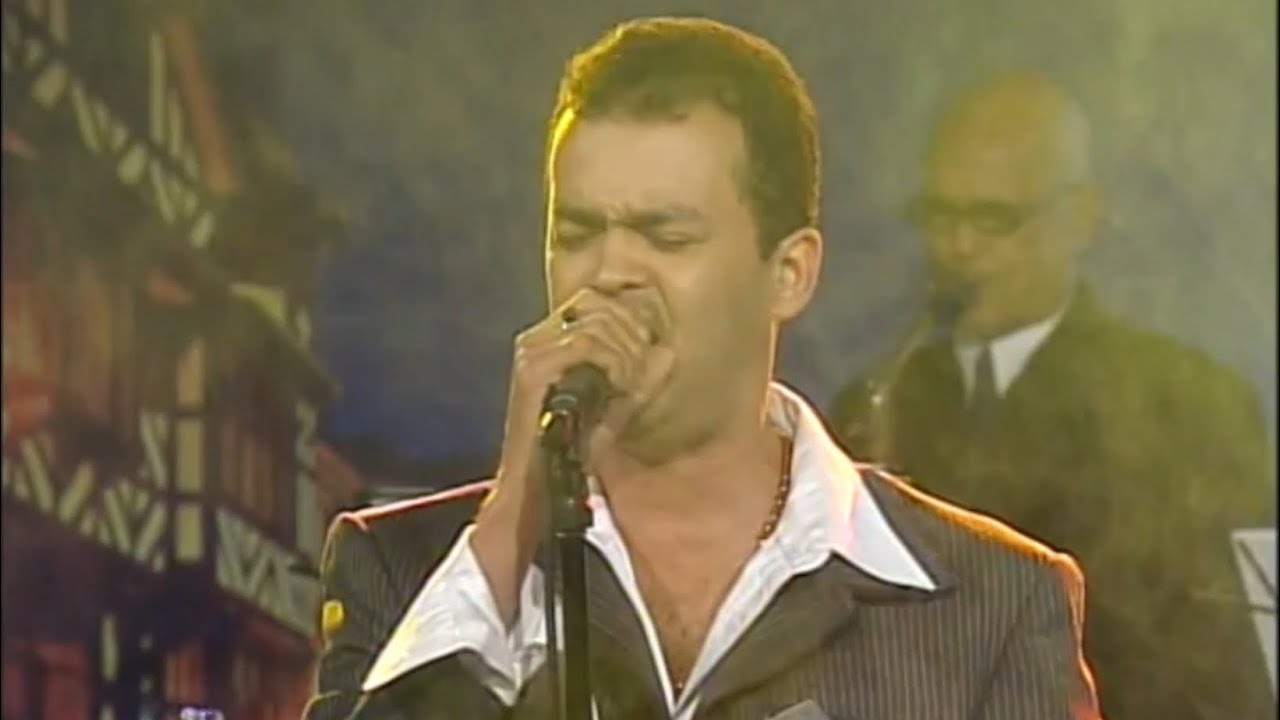 Alex Bueno (SIN TI NO SOY NADA) en El Bonche De La Noche.