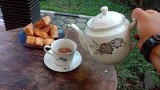 menikmati teh di pagi hari