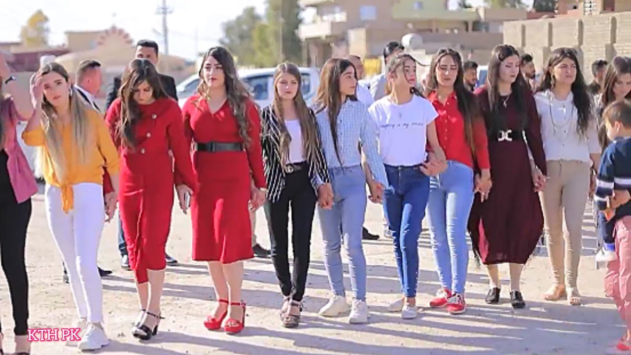 Nhảy cồng chiêng hai kiểu đặc biệt [ Gong dance has two special styles ]