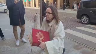 Carpi : Finto prete Prega davanti alle persone con passante che impreca