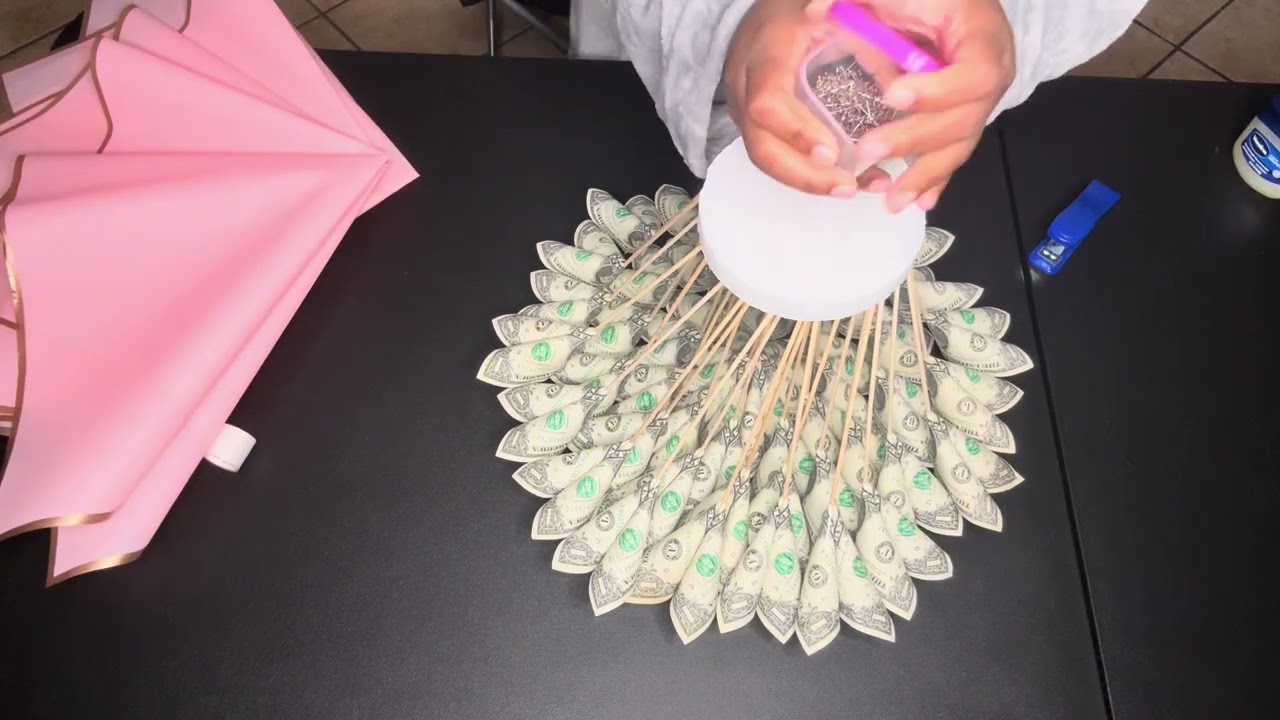 Позвольте мне научить вас, как сделать денежный букет шаг за шагом.