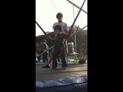 20111225_大湖酒莊玩跳床.MOV